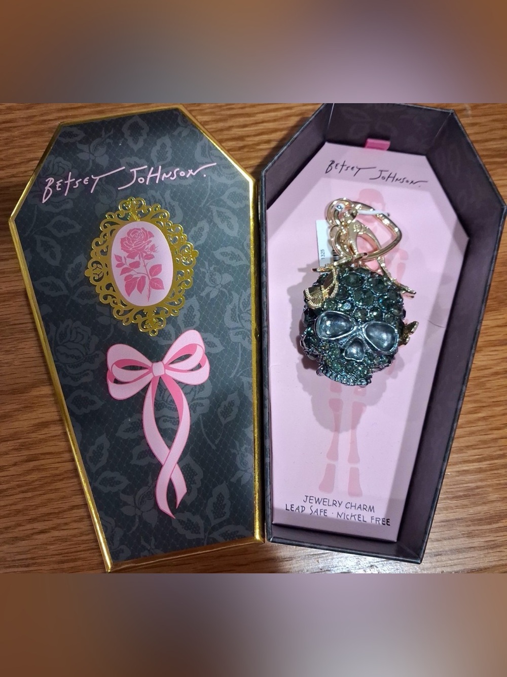 BETSEY JOHNSON Halloween Butterfly-Covered Skull Bag Charm Keychain
TikTok NWT - Picture 4 of 4
